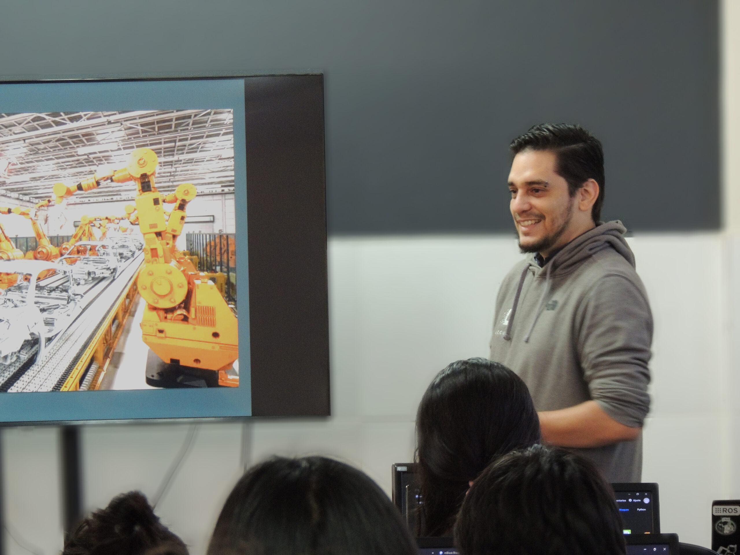 Automatizando el futuro: Lecciones de Gary Servín para los jóvenes del Colegio IDT